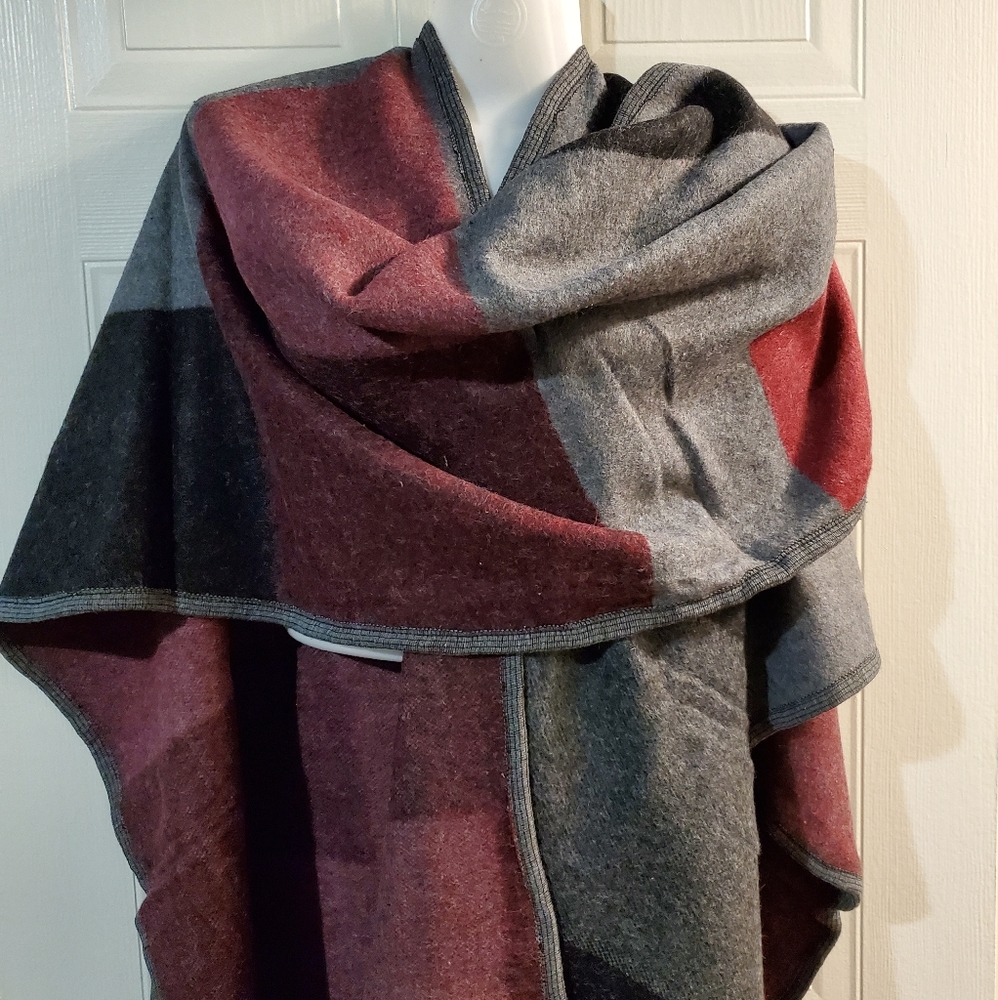 Reversible poncho Cape